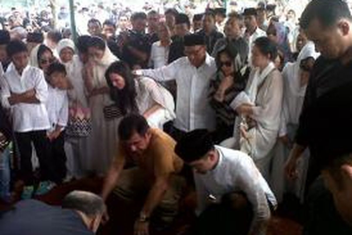 Pemakaman Wakil Ketua DPRD DKI Jakarta, Priya Ramadhani di TPU Kampung Kandang, Jagakarsa, Jakarta Selatan, Sabtu (8/3/2014).