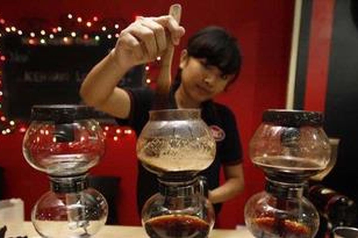 Barista atau peracik kopi menyeduh kopi menggunakan syifon di Caffe La Tazza, Electronic City, kawasan SCBD, Jakarta, Kamis (2/2/2012). Cafe ini menjual aneka jenis kopi dari berbagai daerah di nusantara seperti kopi Aceh, Lampung, Jawa, Bali, Flores, luwak, hingga Papua.  