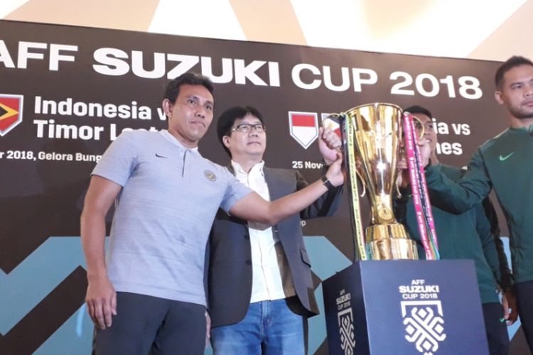 Pelatih timnas Indonesia Bima Sakti (paling kiri) saat menghadiri acara AFF Trophy Tour di Jakarta, Minggu (4/11/2018).