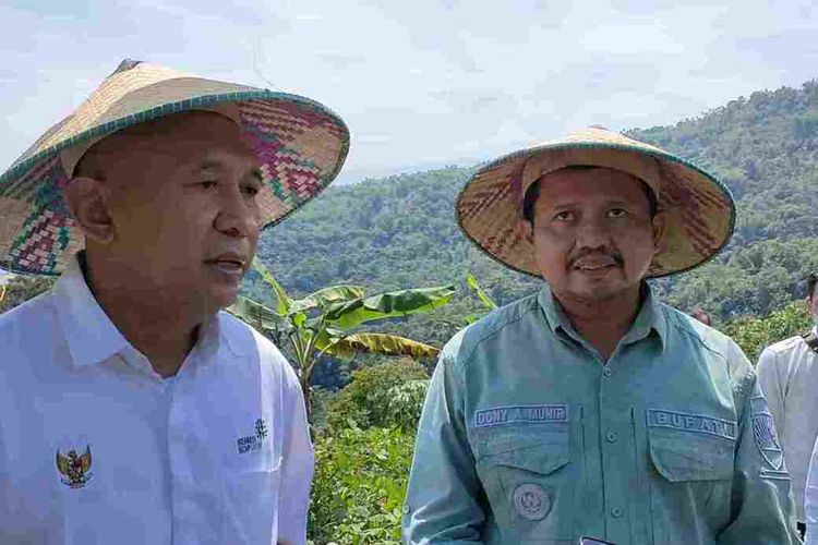 Menteri Koperasi, Usaha Mikro, Kecil dan Menengah Teten Masduki saat menanam benih kacang koro di Bukit Batudua, Cisitu, Sumedang, Jabar, Senin (24/1/2022). 