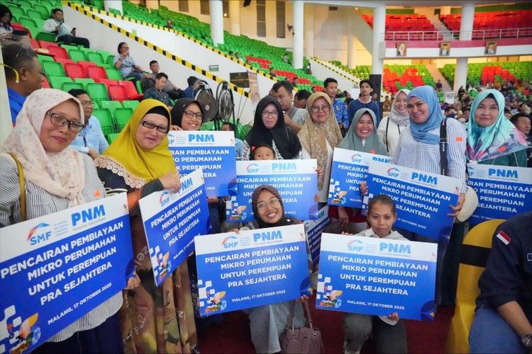 Kesepuluh nasabah PNM Mekaar penerima manfaat menerima bantuan pembiayaan dengan bunga terjangkau.