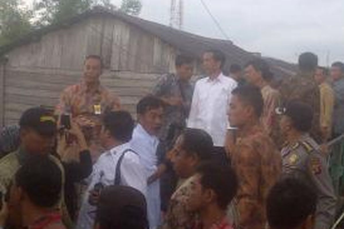 Presiden Joko Widodo berada di kampung nelayan di kawasan perikanan Jembatan Bongkok RT 30, Kelurahan Karang Anyar Pantai, Kota Tarakan, Kalimantan Selatan, Selasa (16/12/2014). 