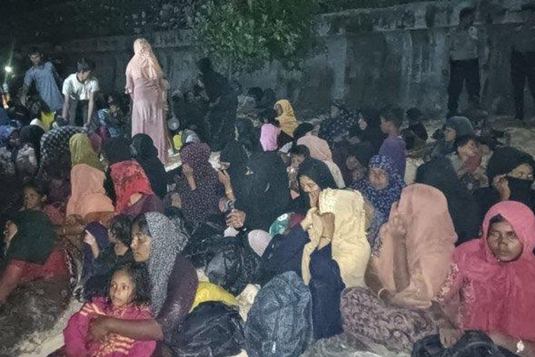 Ratusan pengungsi Rohingya terdampar di tepi pantai Kota Sabang, Aceh, Selasa (21/11/2023) malam 
