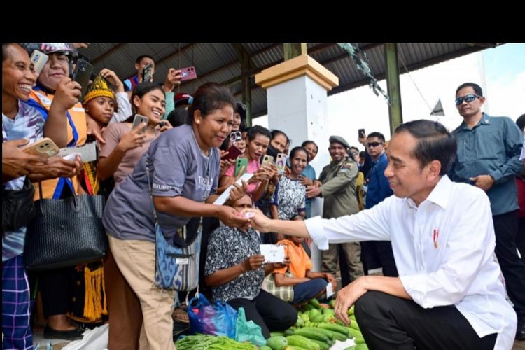 Presiden Joko Widodo ketika mengunjungi Pasar Danga, Kabupaten Nagekeo, Nusa Tenggara Timur (NTT), pada Selasa (5/12/2023). Selanjutnya, Jokowi akan mengunjungi Kupang dan berencana menanam anakan cendana, Rabu (6/12).