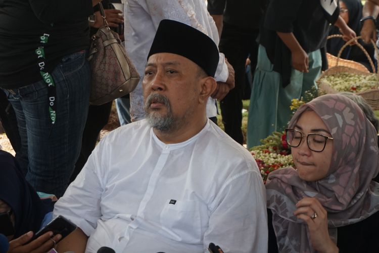 Indro Warkop ditemani anak keduanya Satya Paramita Hada Dwinita usai memakamkan istrinya Nita Octobijanthy di TPU Tanah Kusir, Jakarta Selatan, Rabu (10/10/2018).