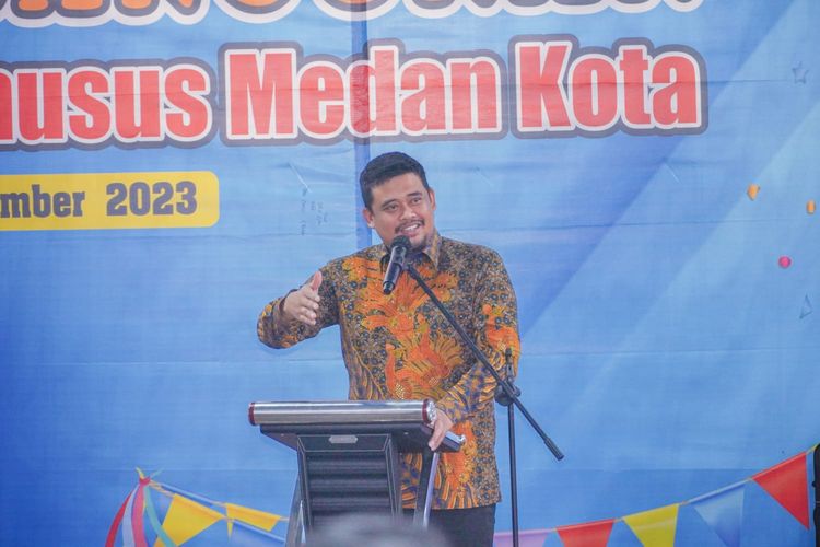 Wali Kota (Walkot) Medan Bobby Nasution saat menghadiri Pesta Pembangunan Gereja Huria Kristen Indonesia (HKI) Resort Khusus Medan Kota Tahun 2023 di Jalan Dahlia Medan, Kecamatan Medan Maimun, Kota Medan, Sumatra Utara, Minggu (17/9/2023).