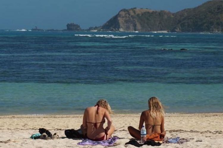 Wisatawan di Pantai Kuta, Lombok Tengah, Nusa Tenggara Barat, Sabtu (27/6/2015).