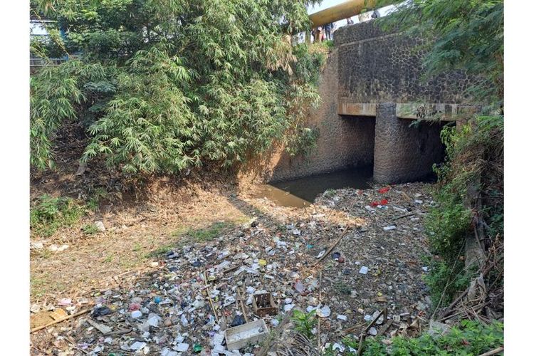 Penumpukan sampah di Sungai Cijambe, Jawa Barat. (Dok. PMO TKPR Jabodetabek-Punjur, 2022)