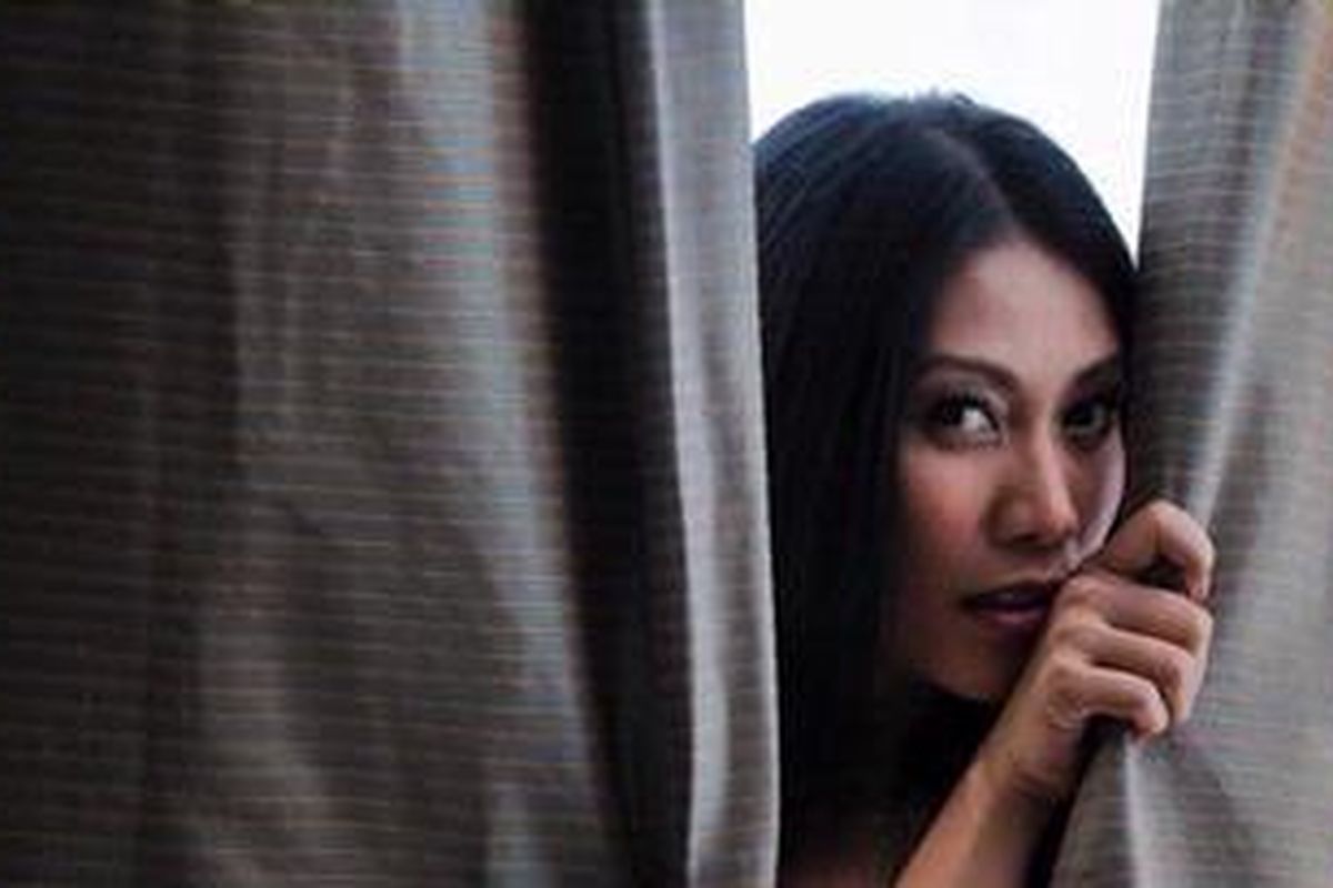 Penyanyi Anggun Cipta Sasmi menjalani sesi pemotretan untuk Kompas.com di The Residences at Ritz-Carlton, Jakarta, Senin (13/5/2013). Wanita kelahiran 29 April 1974 ini meluncurkan album Best-of Design of Decade 2003-2013, yang berisi lagu-lagu lama dan barunya.