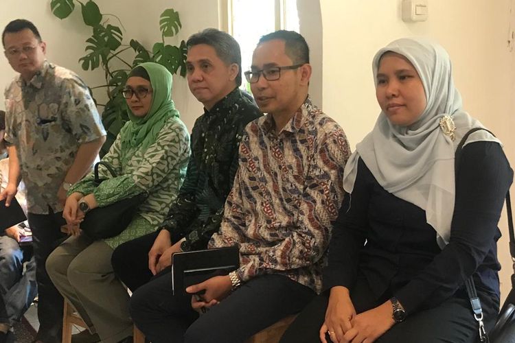 Direktur Perlindungan WNI dan BHI Kementerian Luar Negeri (Kemlu) Judha Nugraha (kedua dari kanan) di M Bloc Space, Jakarta Selatan, Rabu (19/2/2020).