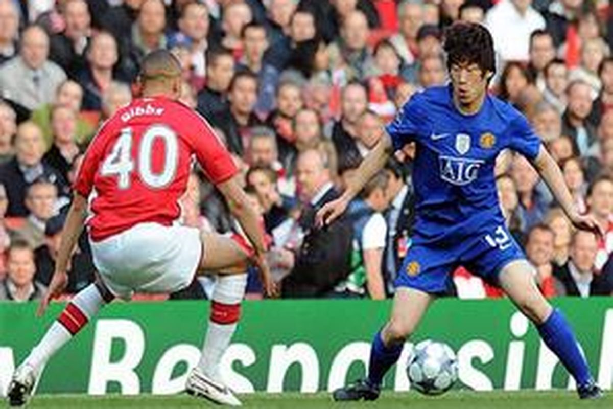 Gelandang Manchester United, Park Ji-Sung (kanan), mencoba melewati bek Arsenal, Kieran Gibbs, pada duel semifinal Liga Champions di Stadion Emirates, London. Park mencetak gol pembuka dalam duel tersebut.