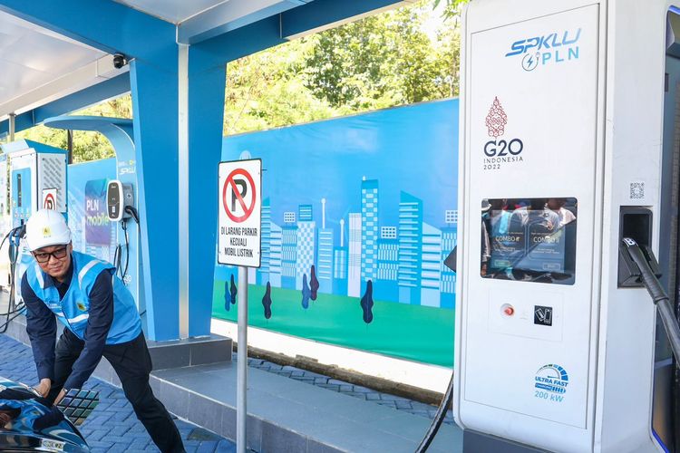 Tampilan Stasiun Pengisian Kendaraan Listrik Umum (SPKLU) dengan fast charging yang disediakan PLN di berbagai wilayah di Indonesia.