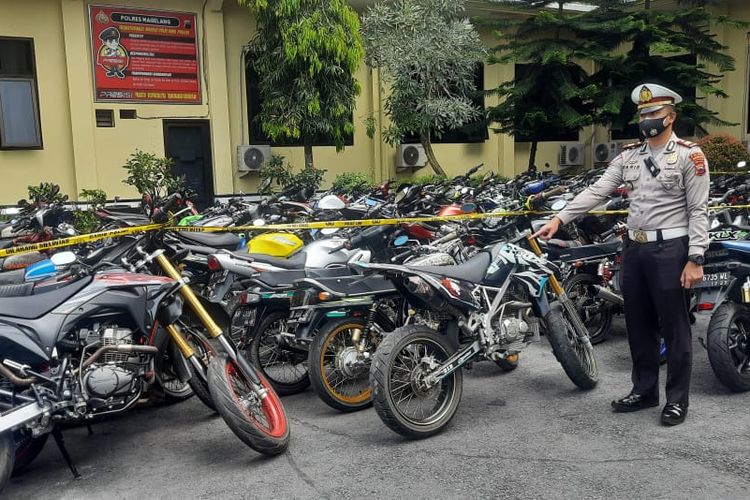 Polres Magelang, Jawa Tengah, menyita 121 unit sepeda motor dan 1 unit mobil diduga hendak digunakan untuk balap liar di Jalan Magelang-Yogyakarta, tepatnya di kawasan Metro Square Mertoyudan, Kabupaten Magelang, Minggu (29/1/2022).