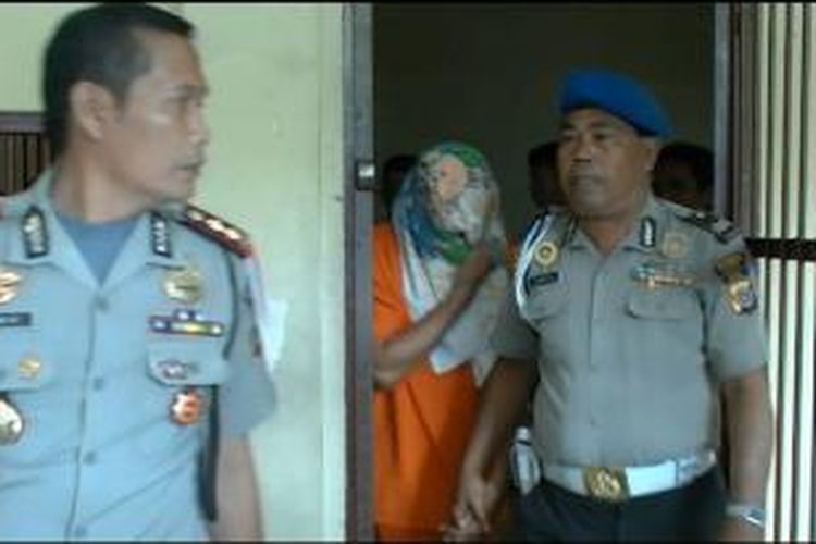 Oknum anggota polisi pelaku asusila terhadap 5 bocah di Aceh, resmi ditahan, Rabu (23/4/2014).