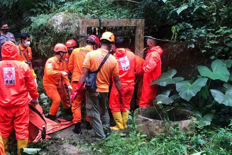 Proses evakuasi dari dalam sumur, jasad Tuminem (56) warga Pedukuhan Gunung Kukusan, Kalurahan Kalirejo, Kapanewon Kokap, Kabupaten Kulon Progo, Daerah Istimewa Yogyakarta. Sumur berada di kebun kosong yang berada di lereng bukit, tidak jauh dari rumah tinggal korban.