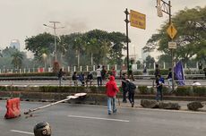 Massa Rusak Separator dan Rambu Lalu Lintas di Seberang Gedung DPR RI