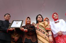 Pecahkan Rekor Muri, 5.000 Perempuan Kenakan Batik di Gedung Sate