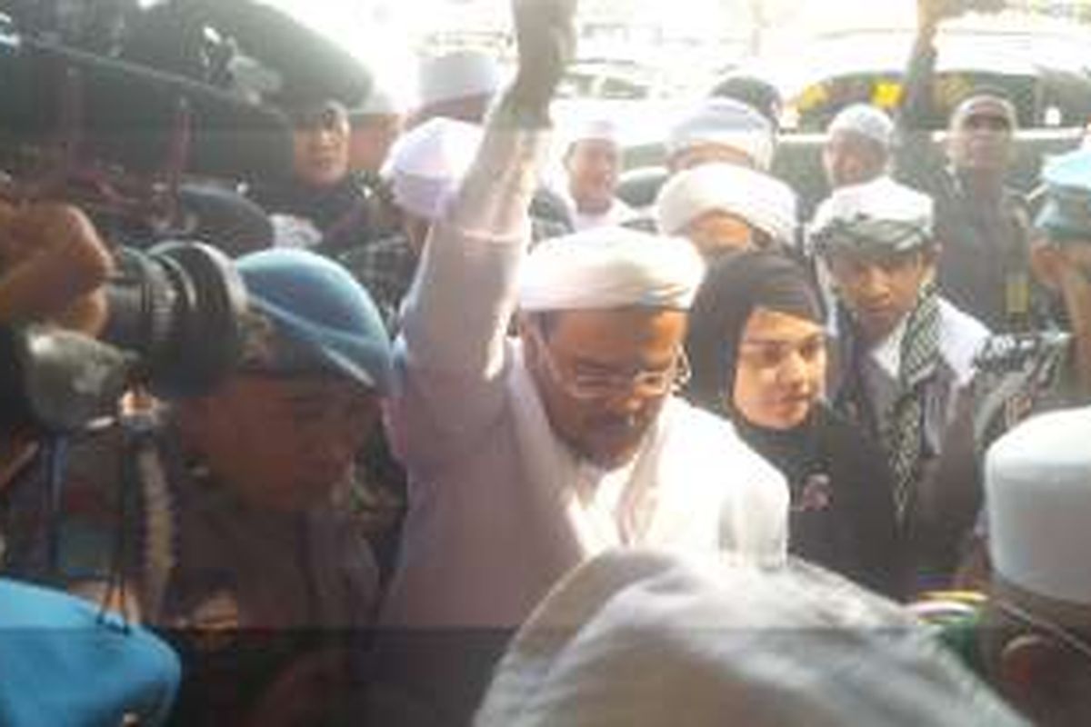 Pimpinan Front Pembela Islam (FPI), Rizieq Shihab akhirnya tiba di Markas Polda Jawa Barat sekitar pukul 09.25 WIB menggunakan mobil merek Mitsubshi Pajero Sport warna putih dengan nomor Polisi B 1 FPI. 