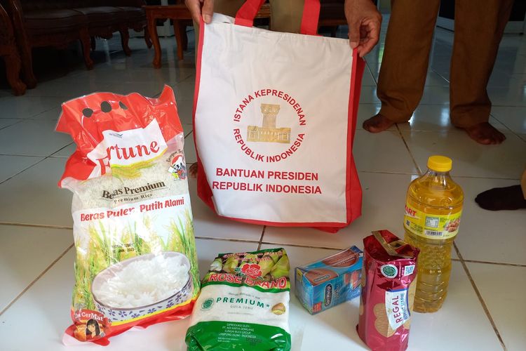 Paket bantuan Jokowi yang dibagikan ke masyarakat saat ikuti kegiatan vaksinasi Covid-19 di SDN 04, Bukit Raya, Sepaku, PPU, Kaltim, Selasa (15/3/2022).