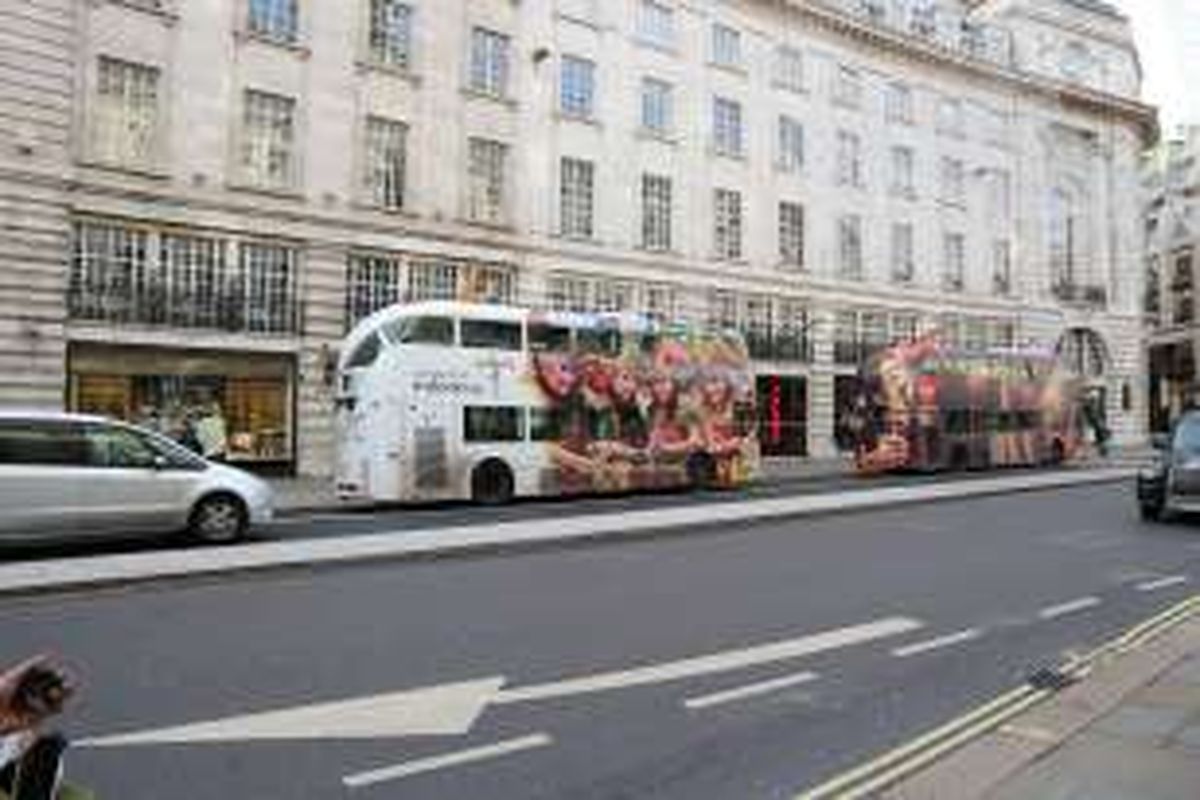 Bus dengan stiker Wonderful Indonesia tampak di jalanan London pada Rabu (16/11/2016). 
