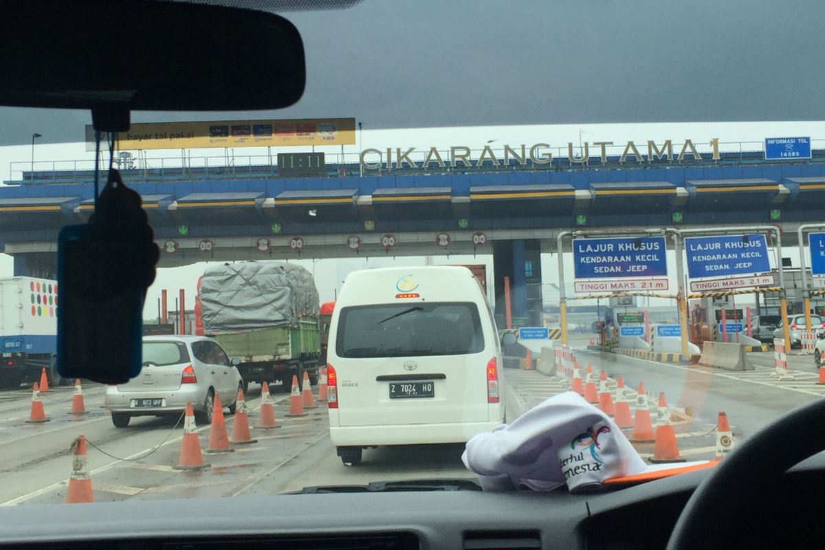 Suasana lalu lintas di Tol Jakarta-Cikampek, Jumat (25/5/2018).