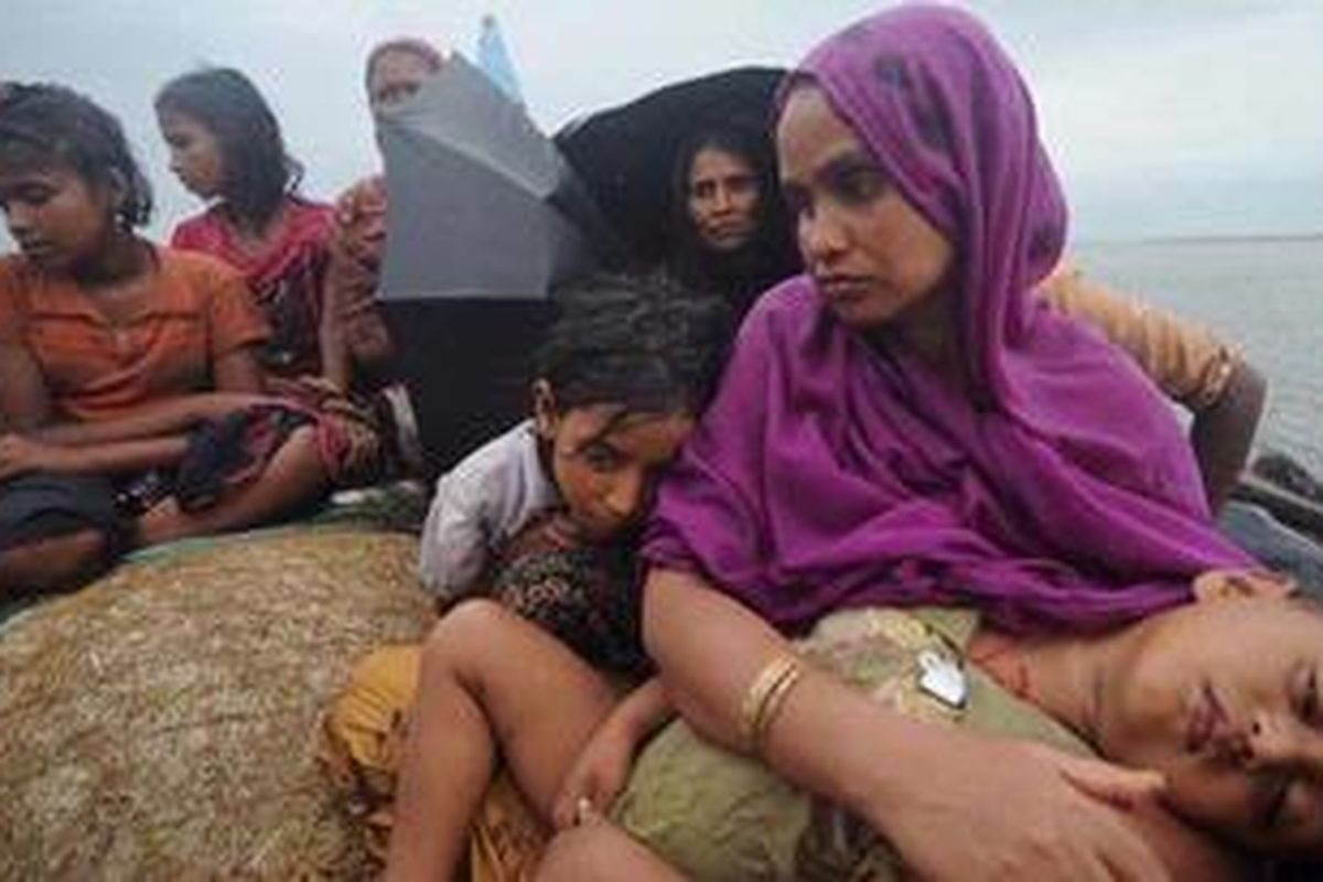 Foto yang diambil pada Juni 2012 ini menunjukkan para pengungsi Rohingya mencoba menyeberangi Sungai Naf menuju wilayah Banglades untuk menghindari kekerasan sektarian di Myanmar.