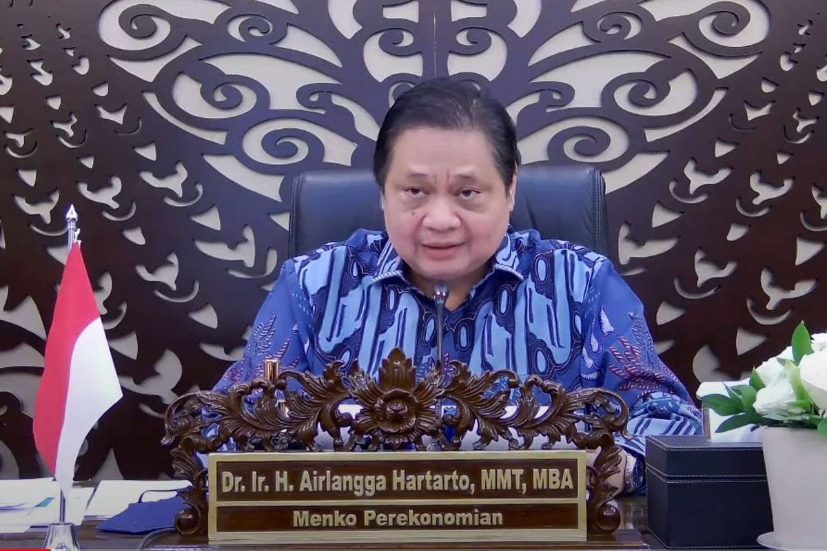 Ketua KPCPEN Airlangga Hartarto menyampaikan keterangan pers usai Rapat Terbatas mengenai Penanganan Pandemi Covid-19, secara virtual, Senin (21/06/2021)