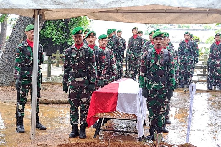 Prosesi Pemakaman Raspel Ali, Menantu Wapres Ma'ruf Amin di Taman Makam Pahlawan (TMP) Panaikang, Kota Makassar, Sulawesi Selatan, Senin (10/4/2023)