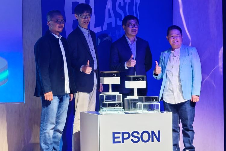 Managing Director Epson Indonesia, Ng Ngee Khiang (kedua dari kanan) dalam acara peresmian Epson Lifestudio di Ciputra Artrpreneur, Kuningan, Jakarta Selatan, Selasa(3/2/2026).