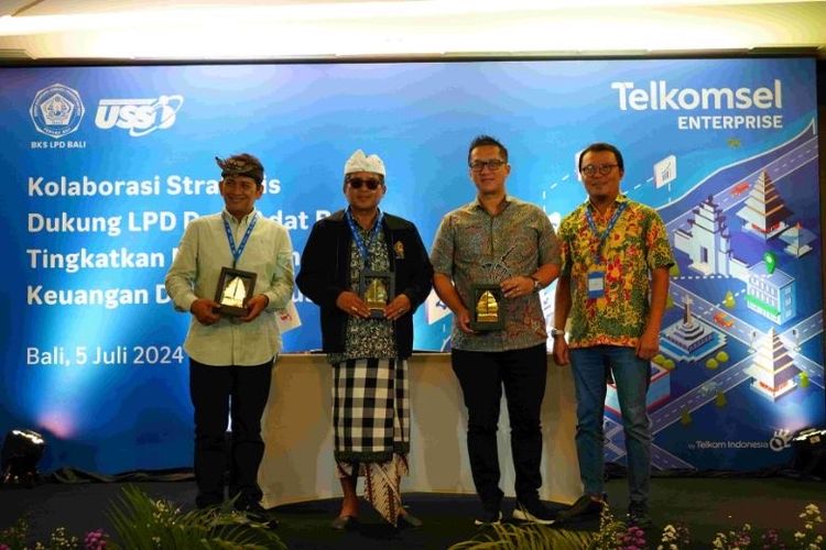 Dari kiri ke kanan, CEO USSI Group Maman Tirta Rukmana, Ketua Badan Kerja Sama LPD Provinsi Bali I Nyoman Cendikiawan, Direktur Sales Telkomsel Adiwinahyu B Sigit, serta Direktur Utama Telkomsel Nugroho meresmikan kemitraan dengan PT USSI dan sinergi dengan LPD Provinsi Bali untuk menyediakan solusi telekomunikasi dan layanan keuangan yang inklusif, inovatif, dan transformatif bagi masyarakat. 