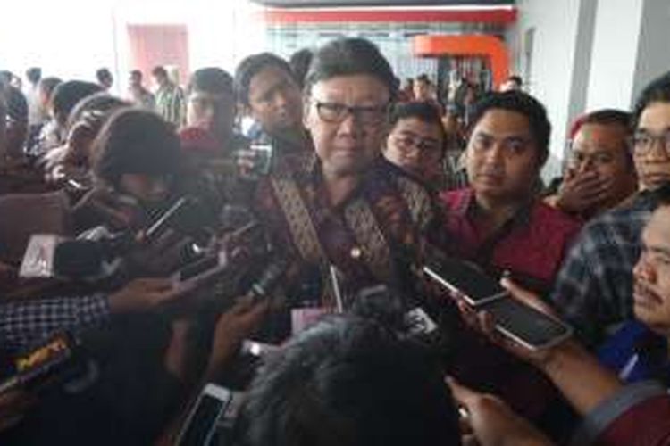 Menteri Dalam Negeri Tjahjo Kumolo usai mengukuhkan Dewan Asosiasi Pemerintah Kabupaten Seluruh Indonesia (APKASI) di JiExpo, Kemayoran, Jakarta Utara, Kamis (5/5/2016).