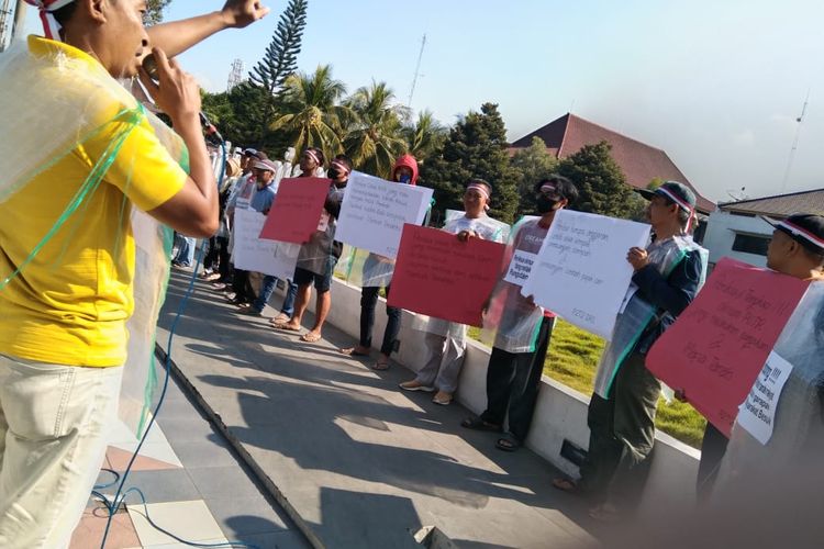 Warga Desa Besuk melakukan demo di depan Pemkab Lumajang, Kamis (27/6/2024). Mereka menuntut hak menggarap tanah,