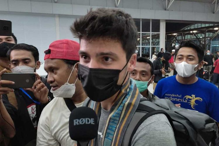 Momen Joan Mir diwawancara media setelah keluar dari pintu Exit Bandara Internasiona Lombok Rabu (16/3/2022)