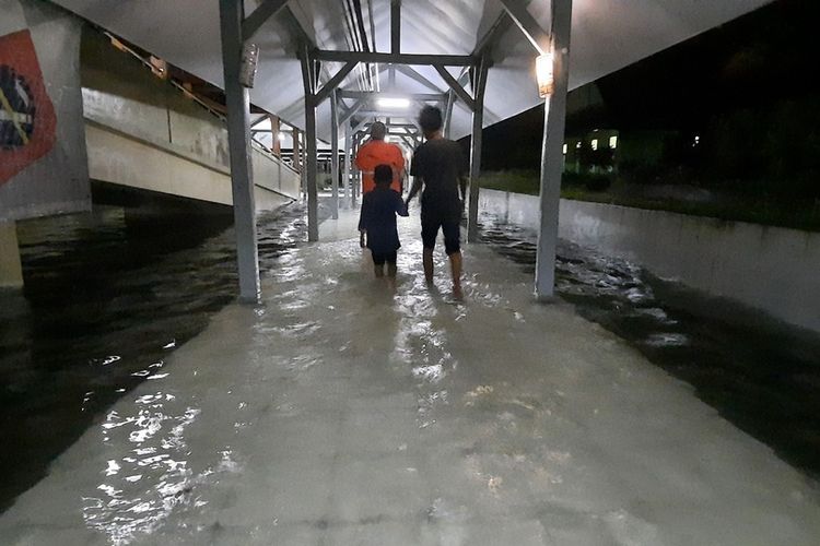 Foto-foto: Banjir setengah meter mengepung semua bangunan lantai 1 seluruh ruang rawat inap pasien akibat hujan deras dan selokan mampet di Komplek RSUD Soekardjo Tasikmalaya, Jawa Barat, Jumat (15/4/2022) malam.