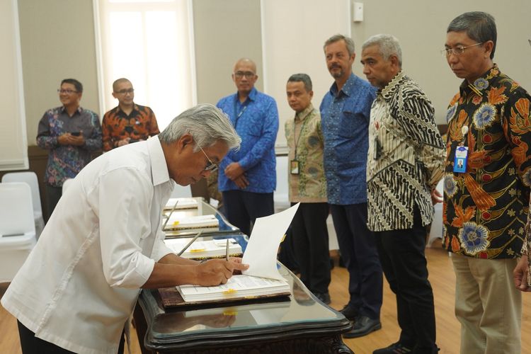 PGN Saka dan Satuan Kerja Khusus Pelaksana Kegiatan Usaha Hulu Minyak dan Gas Bumi (SKK Migas) menandatangani kontrak bagi hasil WK Sangkar kepada PGN Saka yang merupakan hasil lelang Penawaran Langsung Tahap II Tahun 2022 di Jakarta, Minggu, (30/5/2023).