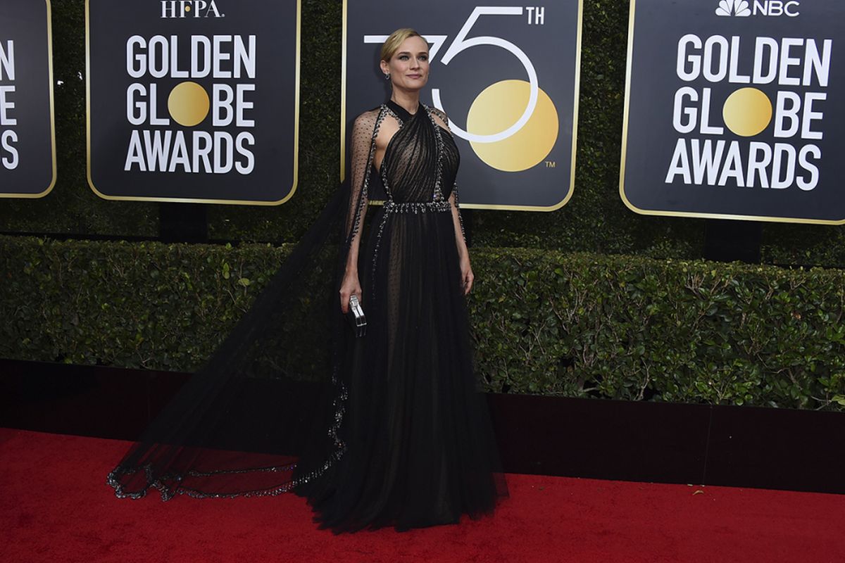 Diane Kruger berpose di karpet merah Golden Globe Awards 2018 di Los Angeles, California, Minggu (7/1/2018) waktu setempat. Tahun ini, salah satu ajang penghargaan perfilman terbesar itu akan didominasi busana hitam sebagai bentuk solidaritas dan protes terhadap pelecehan seksual yang terjadi di Hollywood.