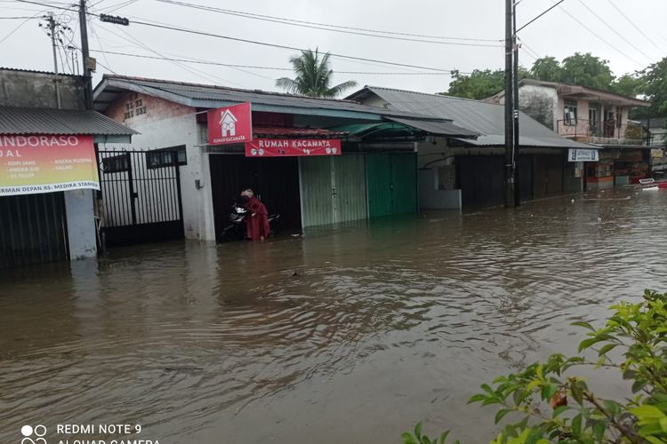 Kompleks pertokoan yang terendam banjir di Sungailiat, Bangka, Senin (1/11/2021).