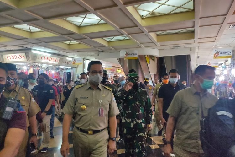 Gubernur DKI Jakarta Anies Baswedan mendatangi Blok A Pasar Tanah Abang, Jakarta Pusat, usai terjadi kerumunan pengunjung, Minggu (2/5/2021).
