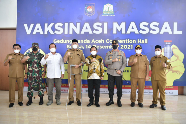 Mendagri Muhammad Tito Karnavian meninjau pelaksanaan program vaksinasi massal di Banda Aceh Convention Hall. 