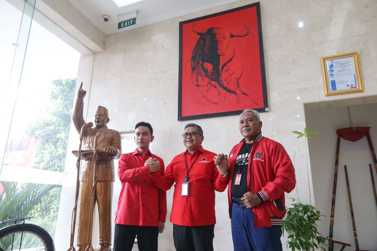 Wali Kota Solo Gibran Rakabuming Raka (kiri), Sekretaris Jenderal PDI-P Hasto Kristiyanto (tegah), dan Ketua Bidang Kehormatan PDI-P Komarudin Watubun (kanan) memberikan keterangan pers di kantor DPP PDI-P, Jalan Diponegoro, Jakarta, Senin (22/5/2023). Pemanggilan terkait pertemuan Gibran dan Prabowo Subianto di Solo.