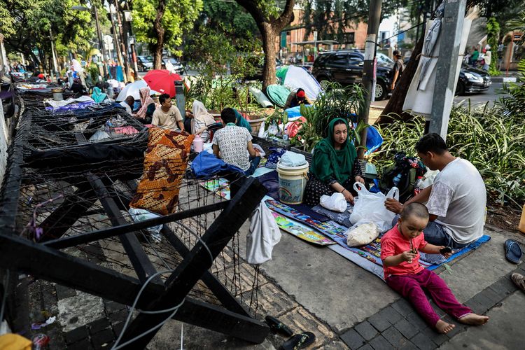 Pencari suaka dari Afganistan, Sudan dan Somalia beraktivitas di Trotoar Kebon Sirih, Menteng, Jakarta Pusat, Sabtu (6/7/2019). Para pencari suaka tersebut menetap di trotoar untuk menuntut kepastian perlindungan dari Komisioner Tinggi PBB untuk Pengungsi atau United Nations High Commissioner for Refugees (UNHCR).