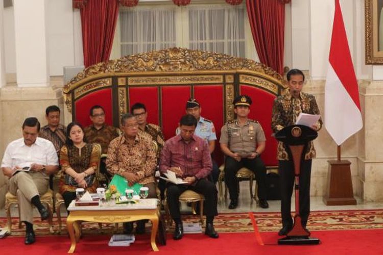 Presiden Joko Widodo membuka rapat kabinet paripurna di Istana Negara, Jakarta, Rabu (1/2/2017).
