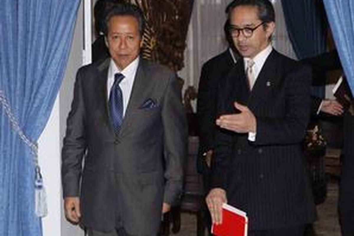 Malaysias Foreign Minister Sri Anifah Aman (L) walks with his by Indonesian counterpart Marty Natalegawa for a meeting in Jakarta June 17, 2010.
