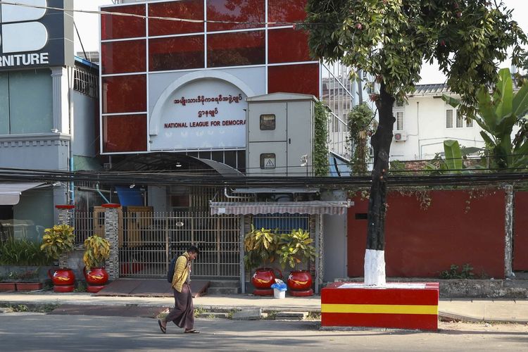 Seorang pria berjalan di depan markas besar partai National League for Democracy (NLD) di Yangon, Myanmar, pada Rabu (10/2/2021). Mabes NLD digerebek dan dijarah militer Myanmar pada jam malam hari sebelumnya.