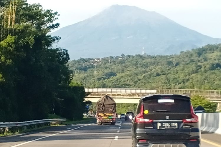 Panoramic Toll Road, Tol Semarang-Solo yang dikelilingi Gunung Merapi, Merbabu, Sumbing, Sindoro, dan Gunung Ungaran.
