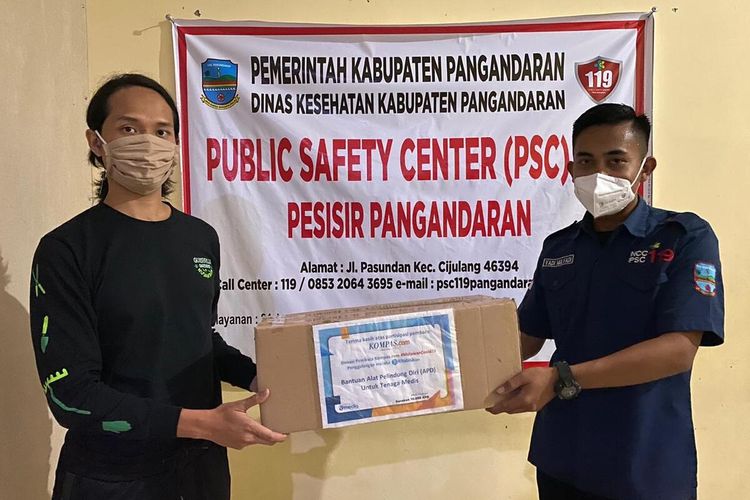 Marketing Communications Officer Kompas.com, Brahmanda Pandya Dhipta (kiri) menyerahkan masker dan APD kepada perwakilan PSC Pesisir Pangandaran, Sabtu malam (9/1/2021).