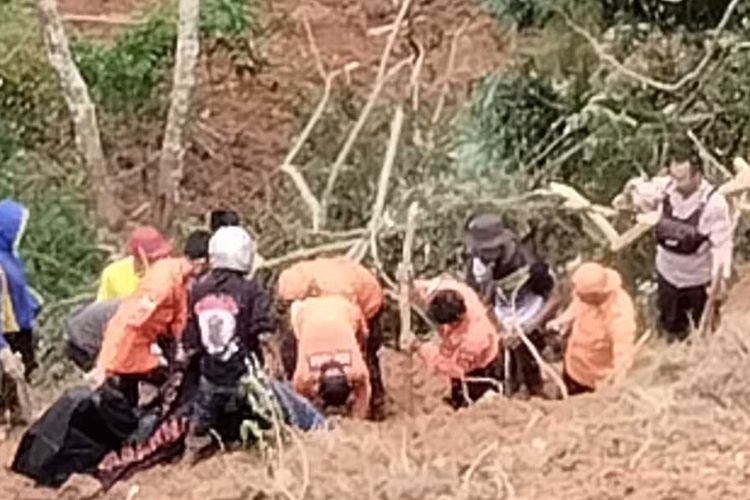 Tim SAR Gabungan melakukan evakuasi di lokasi longsor di Bastem, Kabupaten Luwu, Sulawesi Selatan, Senin (26/2/2024).
