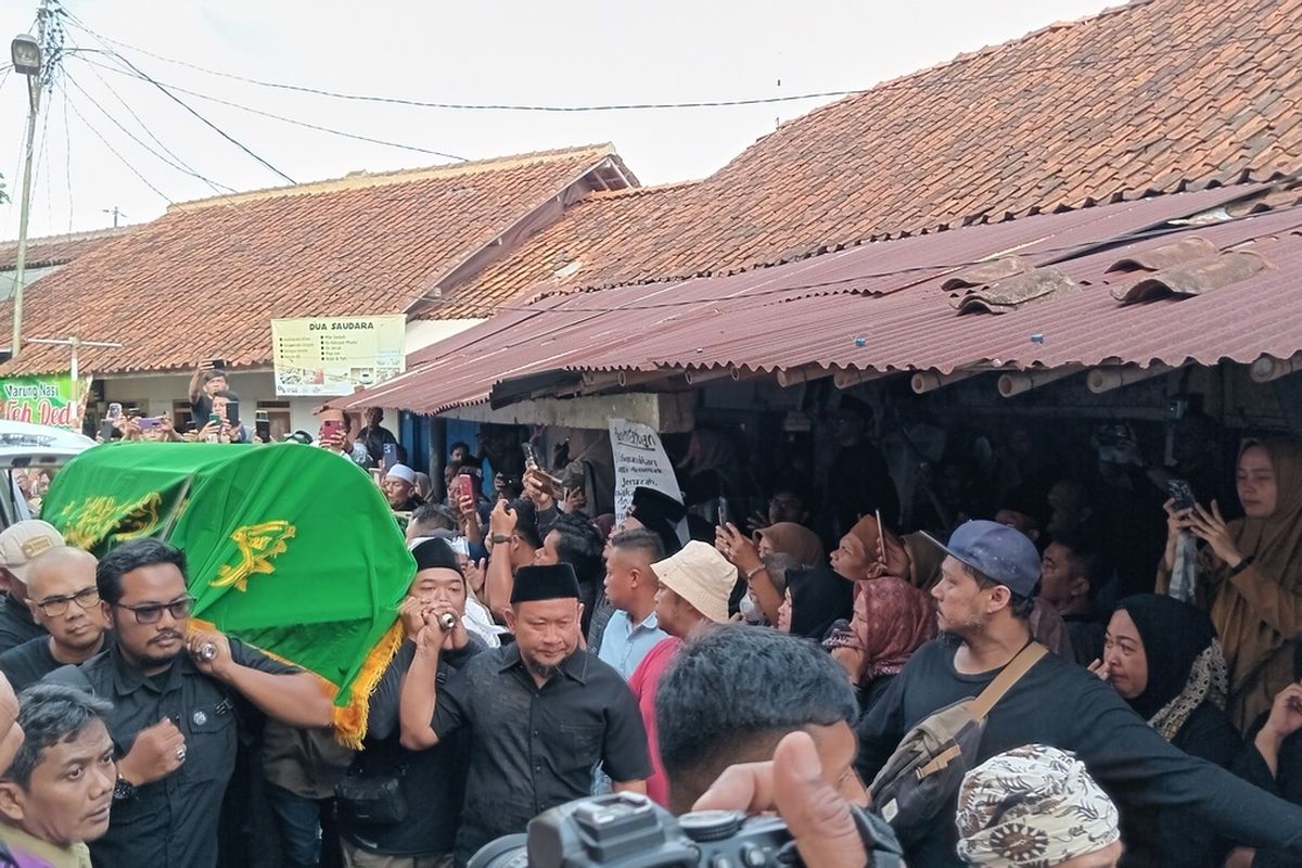 Jenazah almarhum Yana D Putra tiba di rumah duka, Senin (25/11/2024) sore pukul 15.00 WIB.