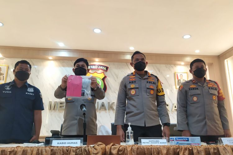 GJ, sopir taksi online yang diduga menganiaya penumpang di Tambora, Jakarta Barat, ditetapkan jadi tersangka dengan Pasal 351 KUHP tentang penganiayaan. 