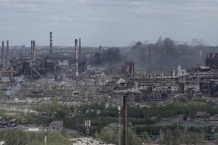 Sebuah pemandangan menunjukkan pabrik baja Azovstal di kota Mariupol pada 10 Mei 2022, di tengah aksi militer Rusia yang sedang berlangsung di Ukraina. 